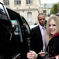 Avril Lavigne is all smiles as she leaves her Paris hotel photos | Picture 77870